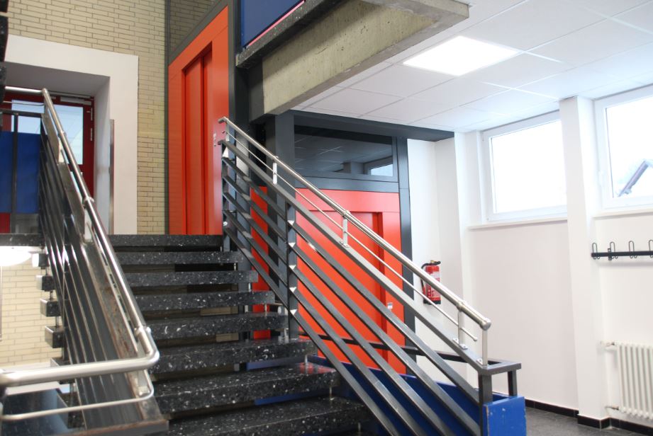 Dieser Fahrstuhl Frida von Lift Reith bei Fulda ist die stilvolle Lösung, um ein barrierefreies öffentliches Gebäude wie eine Schule zu ermöglichen 