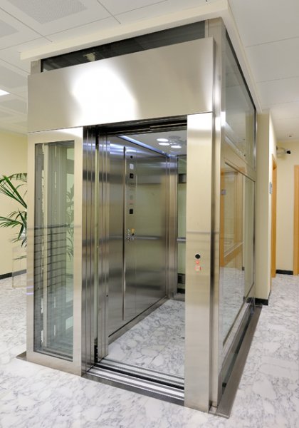 Homelift Frida als Alternative zum Aufzug eingebaut in einem öffentlichen Bürogebäude