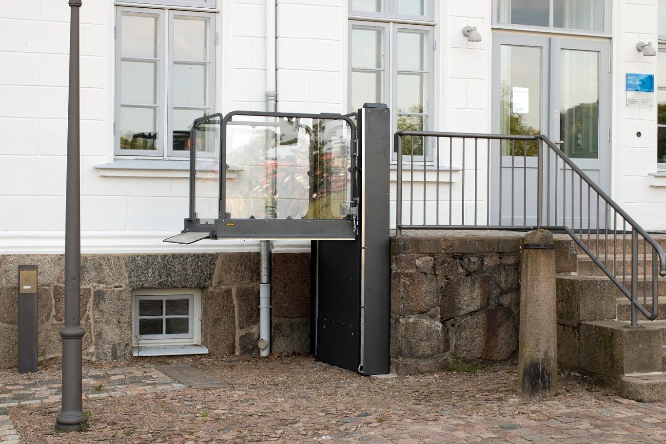 Barrierefreier Zugang per Plattformlift MPR im Aussenbereich von einem Rathaus von Lift Reith